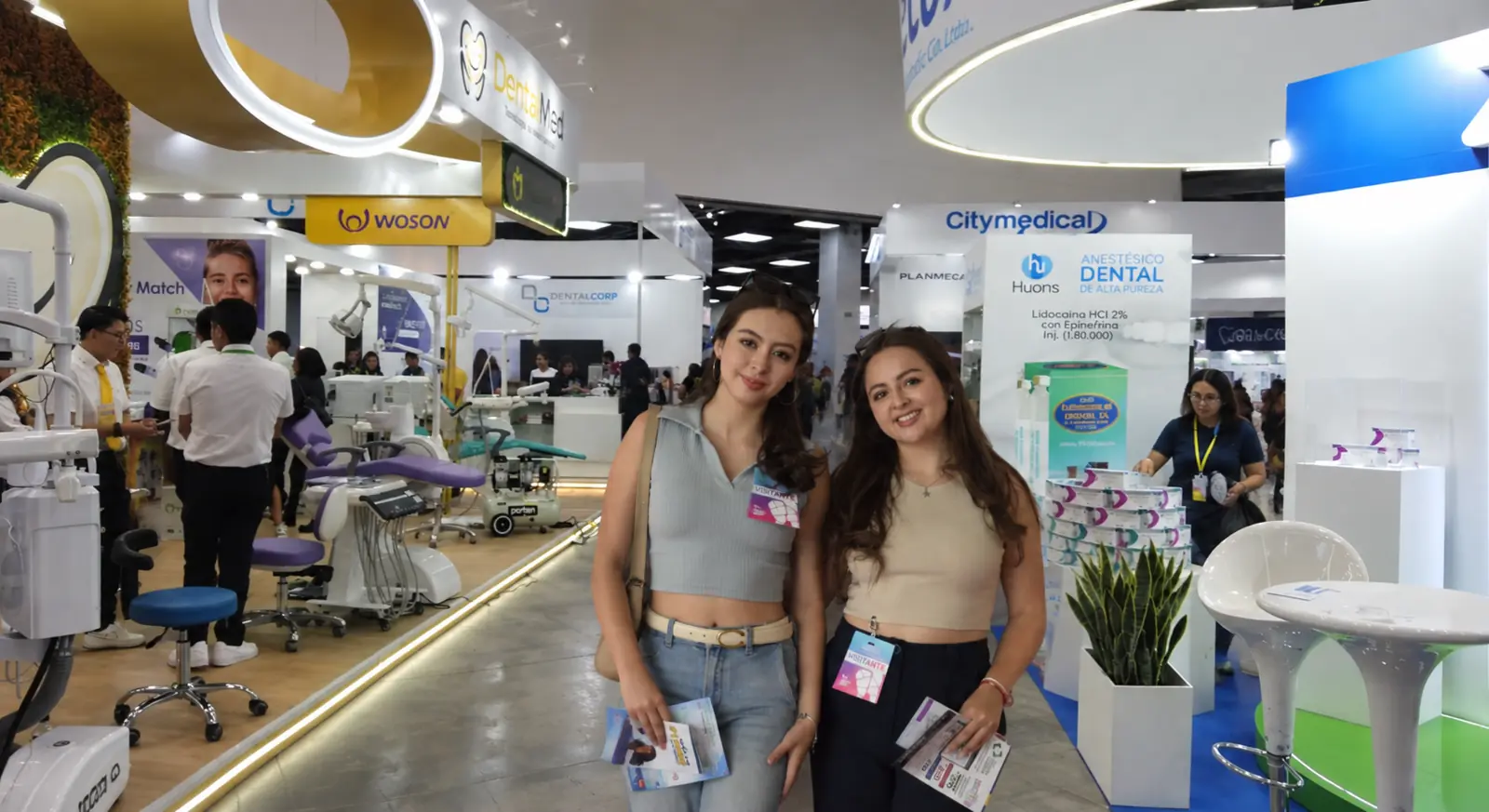 Visitantes disfrutando el recorrido por Expo Dental