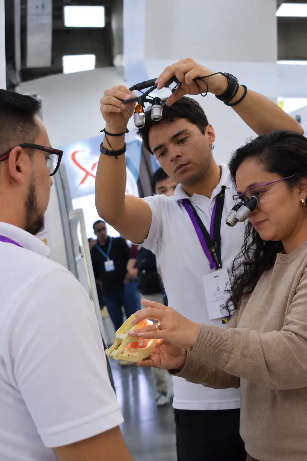 Demostración práctica de tecnología odontológica en Expo Dental