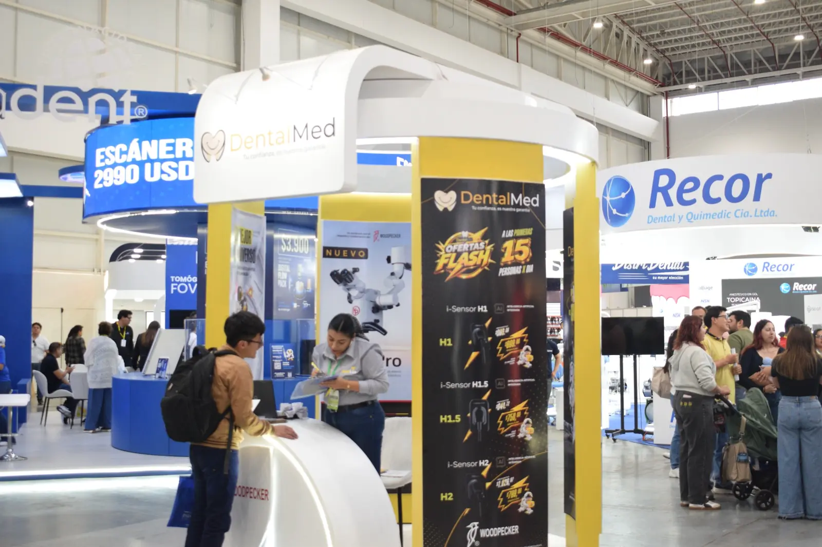 Pabellón comercial con marcas odontológicas en Expo Dental